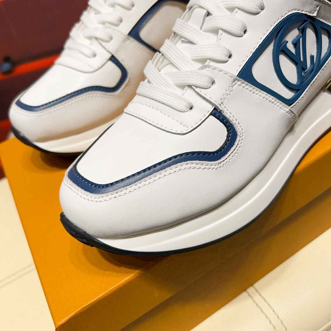Basket Louis Vuitton Neo Run Away blanc bleue