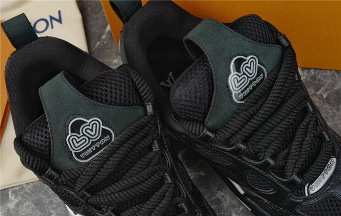 LOUIS VUITTON LV SKATE SNEAKER NOIR ET BLANC